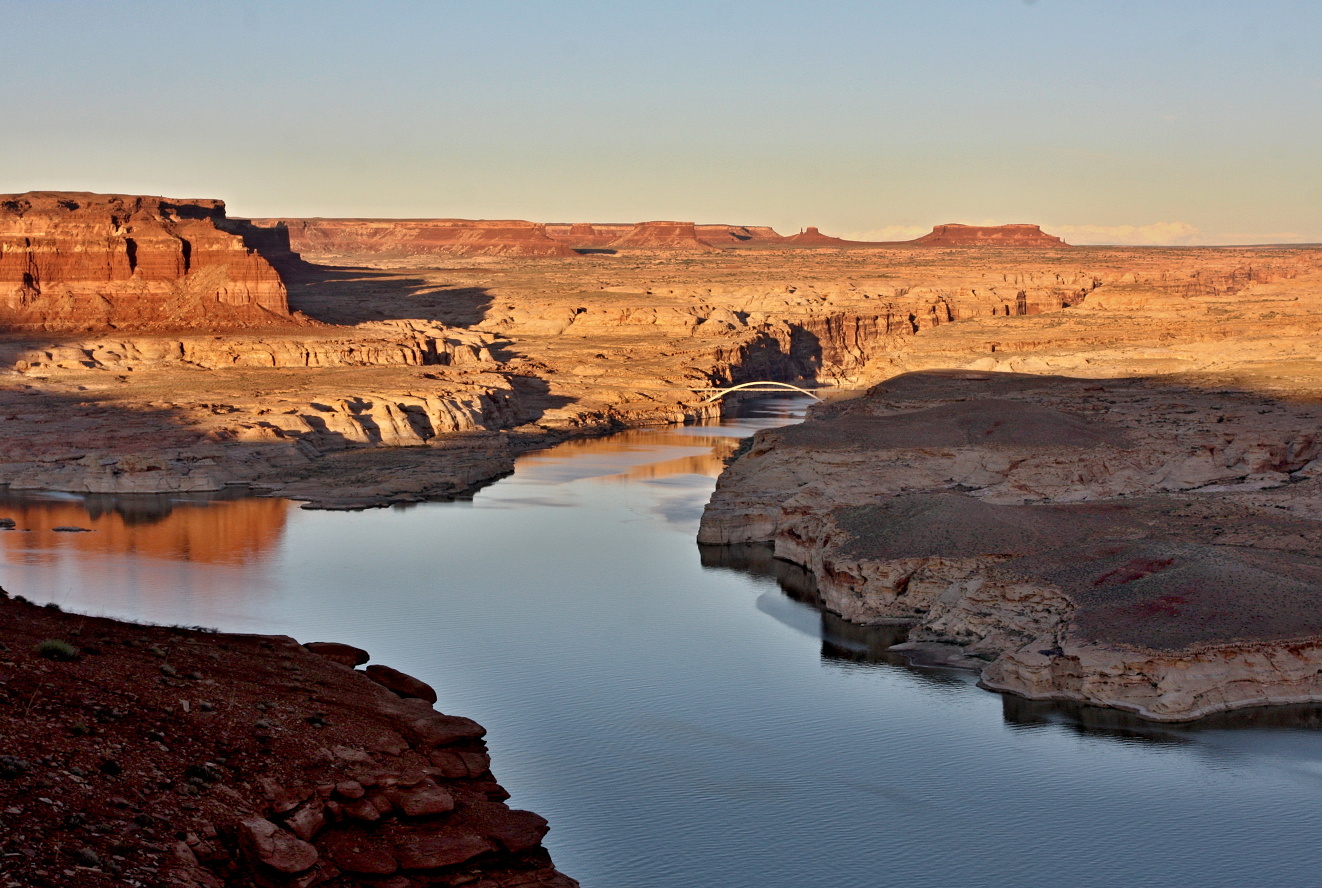 Utah, ř. Colorádo seveně od  Lake Powell 