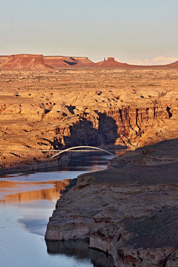 Utah, ř. Colorado,severně od Lake Powell