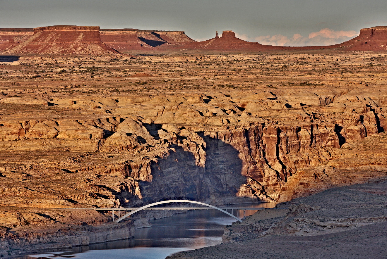 Utah, ř. Colorado,severně od Lake Powell